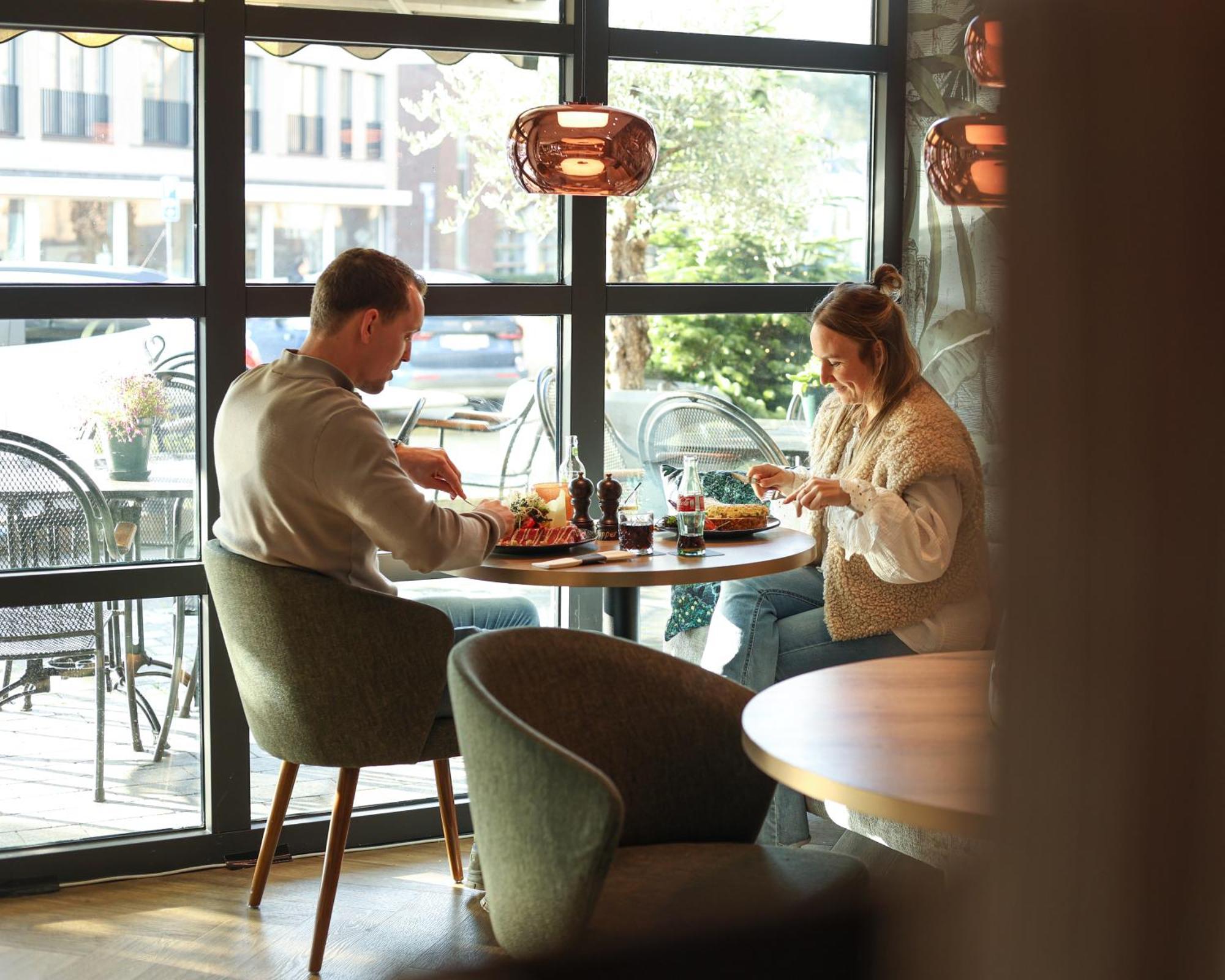 Hotel Restaurant De Zwaan Raalte Extérieur photo